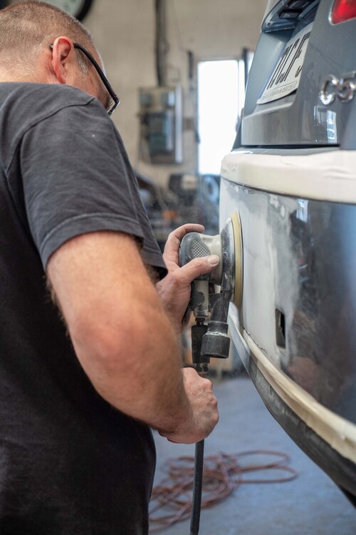 Réparation de carrosserie ou débosselage sans peinture : que choisir ?